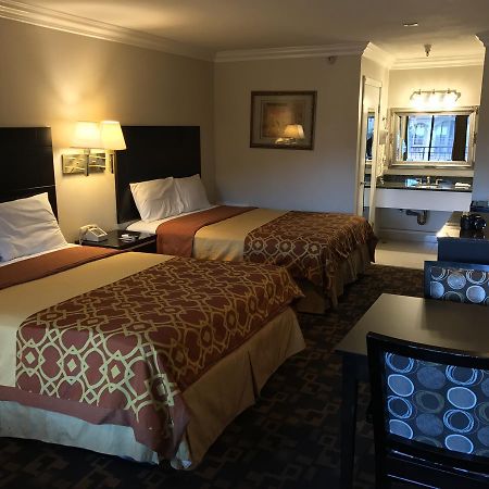Castaic Inn Six Flags Valencia Bagian luar foto