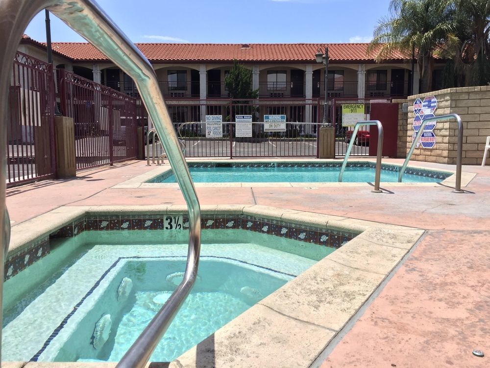 Castaic Inn Six Flags Valencia Bagian luar foto